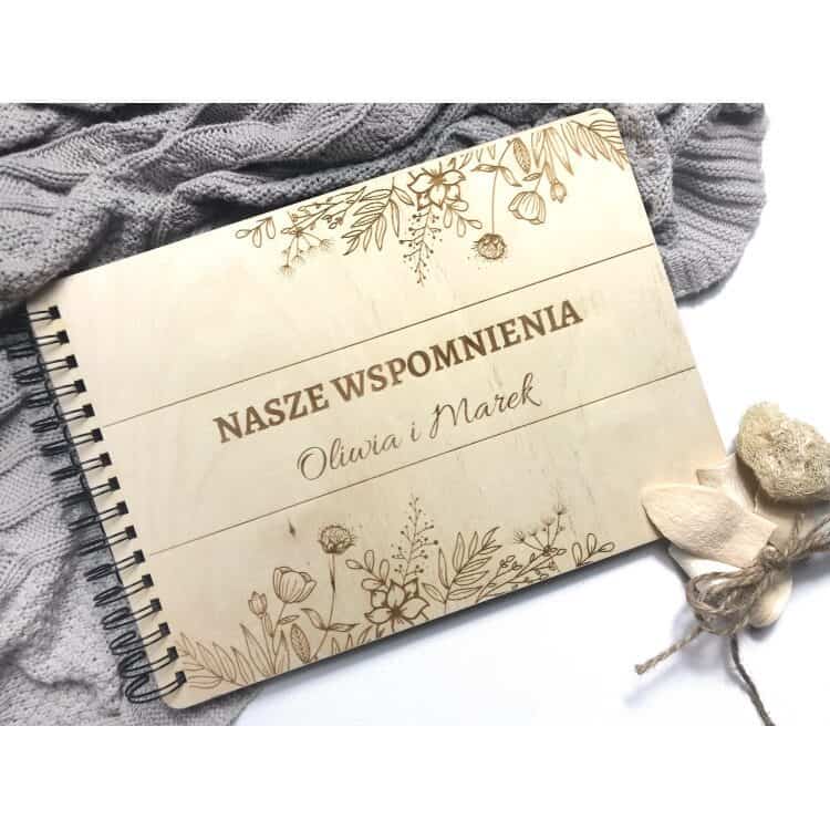 Drewniany album ślubny na zdjęcia z grawerem 5S - obrazek 3