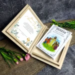 Biblia w drewnianym  pudełku z nadrukiem. Pamiątka Pierwszej Komunii Świętej - obrazek 2