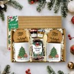 Świąteczny zestaw prezentowy z aromatyczną herbatą, słodyczami i drewnianą ozdobą na Boże Narodzenie