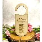 Elegancki Zestaw Prezentowy dla Mamy z Kubkiem i Ręcznikiem i zawieszka na drzwi - obrazek 3