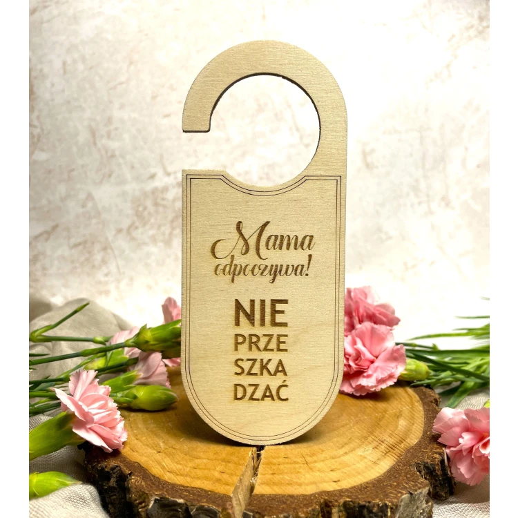 Elegancki Zestaw Prezentowy dla Mamy z Kubkiem i Ręcznikiem i zawieszka na drzwi - obrazek 3