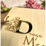 Drewniana kartka podziękowanie dla mamy z miejscem na zdjęcie z okazji Dnia Matki - obrazek 3