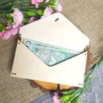 Elegancka Drewniana Koperta Komunijna z Hostią - Personalizowany Prezent na Pierwszą Komunię - obrazek 4
