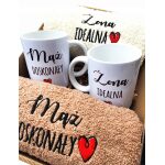 Elegancki Zestaw Ślubny: Ręczniki, Kubki i Kokardka - Prezent z Haftem "Mąż Żona" - obrazek 2