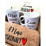 Elegancki Zestaw Ślubny: Ręczniki, Kubki i Kokardka - Prezent z Haftem "Mąż Żona" - obrazek 2