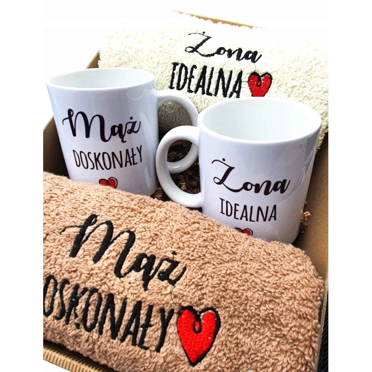 Elegancki Zestaw Ślubny: Ręczniki, Kubki i Kokardka - Prezent z Haftem "Mąż Żona" - obrazek 2