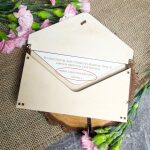 Elegancka Drewniana Koperta Komunijna z Hostią - Personalizowany Prezent na Pierwszą Komunię - obrazek 3