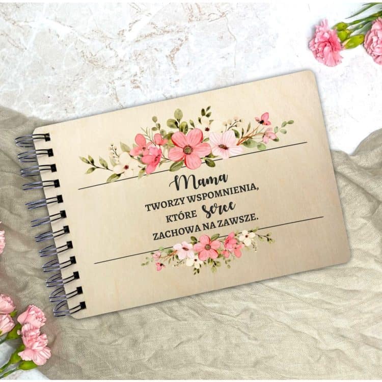 Album na zdjęcia z drewnianą okładką i nadrukiem - idealny prezent dla Mamy - obrazek 2