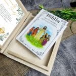 Biblia w drewnianym pudełku z nadrukiem. Pamiątka Pierwszej Komunii Świętej Prezent Komunijny - obrazek 5