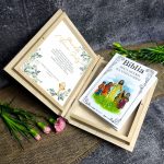 Biblia w drewnianym pudełku z nadrukiem. Pamiątka Pierwszej Komunii Świętej Prezent Komunijny - obrazek 2
