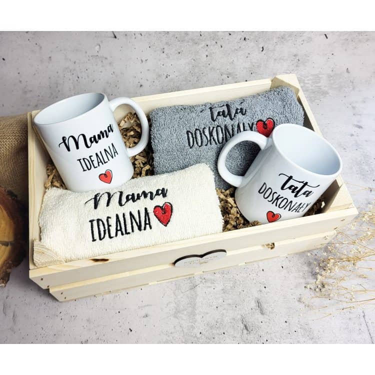 Drewniana skrzynka z ręcznikami i kubkami. Prezent dla Mamy i Taty. Podziękowanie - obrazek 4