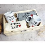 Drewniana skrzynka z ręcznikami i kubkami. Prezent dla Mamy i Taty. Podziękowanie - obrazek 2