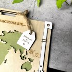 Drewniana kartka z kopertą walizka – wyjątkowy prezent na ślub - obrazek 5