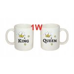 Drewniana skrzynka z haftowanymi ręcznikami i personalizowanymi kubkami na ślub - wyjątkowy podarunek dla nowożeńców. - obrazek 3