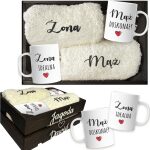 Drewniana skrzynka z haftowanymi ręcznikami i personalizowanymi kubkami na ślub - wyjątkowy podarunek dla nowożeńców.