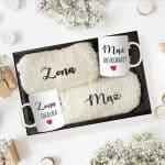 Drewniana skrzynka z haftowanymi ręcznikami i personalizowanymi kubkami na ślub - wyjątkowy podarunek dla nowożeńców. - obrazek 2