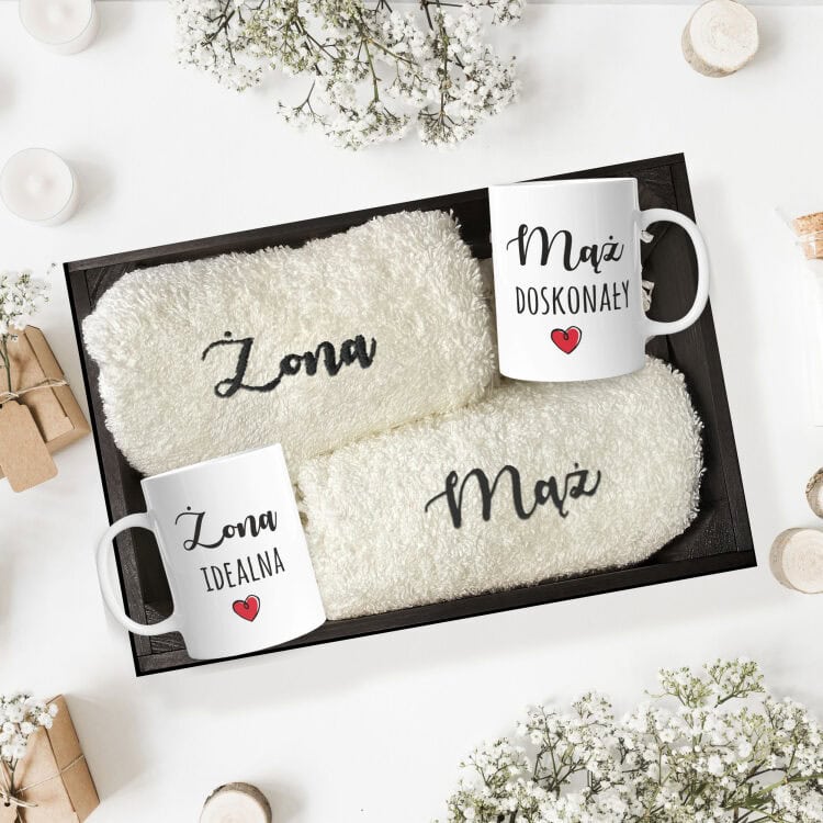 Drewniana skrzynka z haftowanymi ręcznikami i personalizowanymi kubkami na ślub - wyjątkowy podarunek dla nowożeńców. - obrazek 2