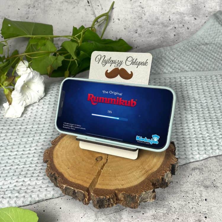 Praktyczna podstawka na telefon – prezent na Dzień Chłopaka