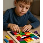 Chłopiec składający puzzle tetris