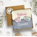 Zestaw dwóch ręczników w pudełku z haftem Babcia i Dziadek oraz zawieszkami serca