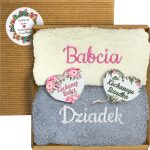 Komplet dwóch ręczników w pudełku z haftem Babcia i Dziadek oraz zawieszkami serca