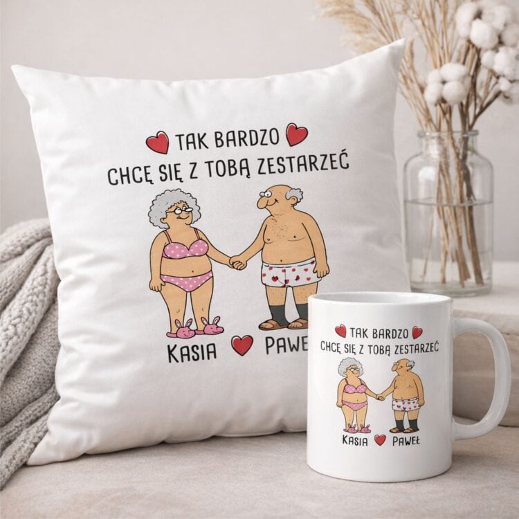 Zestaw poduszka i kubek z nadrukiem pary oraz napisem \"Tak bardzo chcę się z Tobą zestarzeć\"