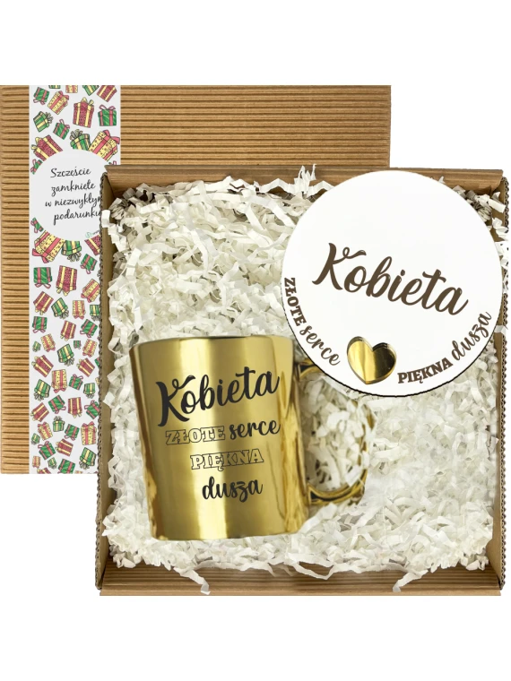 Zestaw w otwartym pudełku: złoty kubek i okrągła etykieta „Kobieta”