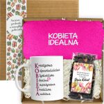 Otwarty box z kubkiem, herbatą i różowym ręcznikiem z haftem Kobieta Idealna