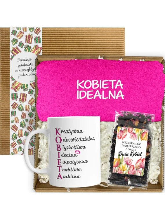 Otwarty box z kubkiem, herbatą i różowym ręcznikiem z haftem Kobieta Idealna
