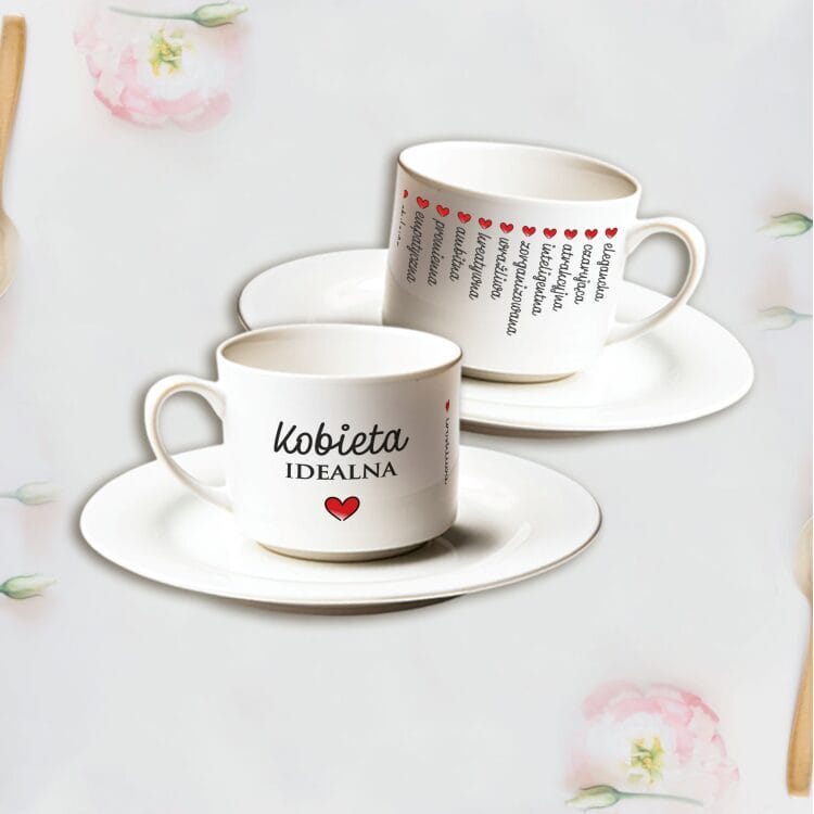 Dwie filiżanki ze spodkami, widoczny nadruk i lista cech