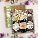 Otwarty box wielkanocny z herbatą, orzechami w czekoladzie i zawieszką zająca