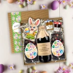 Otwarty box wielkanocny z herbatą, orzechami w czekoladzie i zawieszką zająca