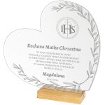 Akrylowa statuetka serce z dedykacją pokazana we wnętrzu na drewnianej podstawce