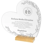 Akrylowa statuetka serce z dedykacją pokazana we wnętrzu na drewnianej podstawce
