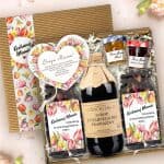 Herbaciany box dla mamy z etykietami w kwiaty, miodem, konfiturą i syropem