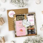 Komunijny box upominkowy w otwartym pudełku na jasnym tle