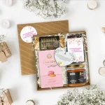 Komunijny box upominkowy w otwartym pudełku na jasnym tle