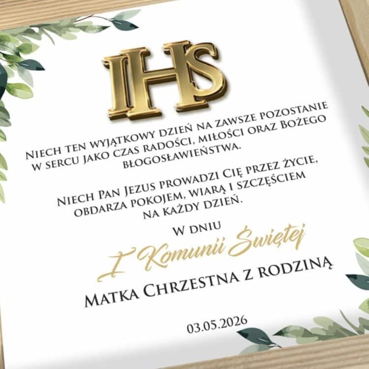 Zbliżenie dedykacji komunijnej z napisem IHS wewnątrz pudełka