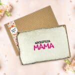 Otwarty kartonik z ręcznikiem z haftem Najlepsza mama i kolorową szarfą