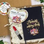 Upominek dla nauczycielki z czarnym notesem, zawieszką serce i długopisem w pudełku