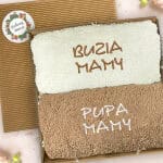 Ręczniki dla mamy z napisami Buzia mamy i Pupa mamy w pudełku z etykietą