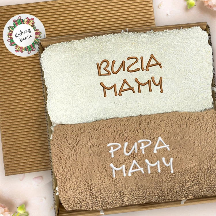 Ręczniki dla mamy z napisami Buzia mamy i Pupa mamy w pudełku z etykietą