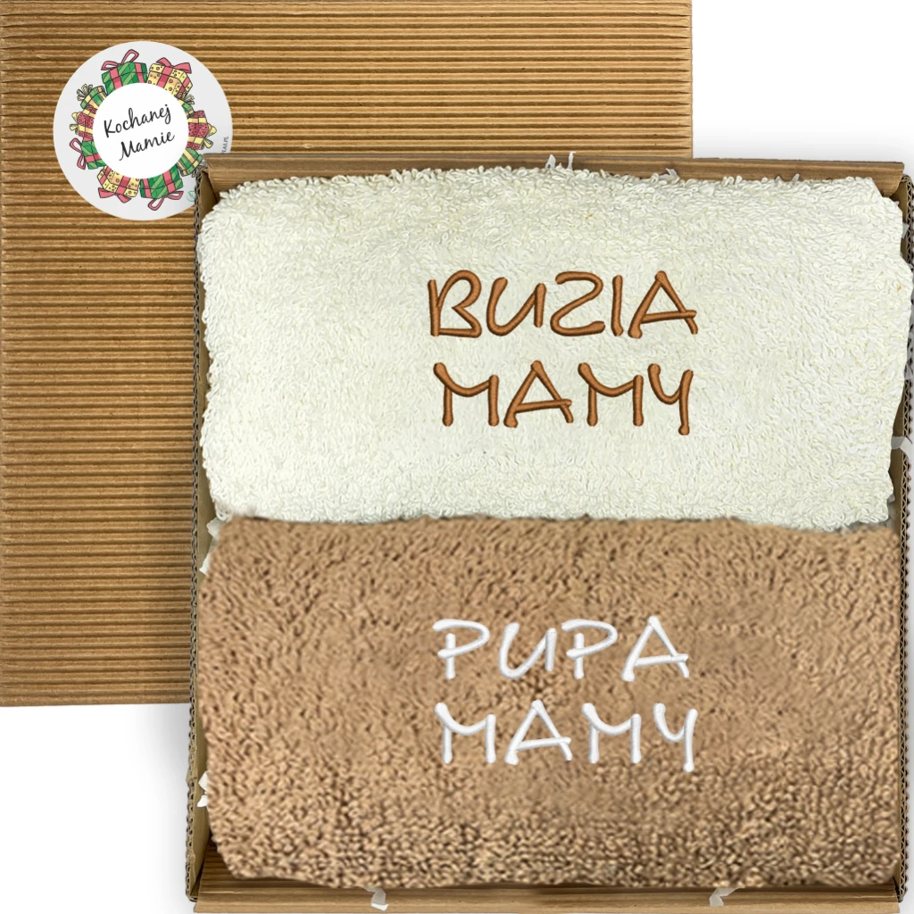 Dwa haftowane ręczniki Buzia mamy i Pupa mamy w otwartym karbowanym pudełku