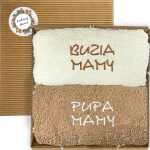 Dwa haftowane ręczniki Buzia mamy i Pupa mamy w otwartym karbowanym pudełku
