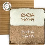 Dwa haftowane ręczniki Buzia mamy i Pupa mamy w otwartym karbowanym pudełku