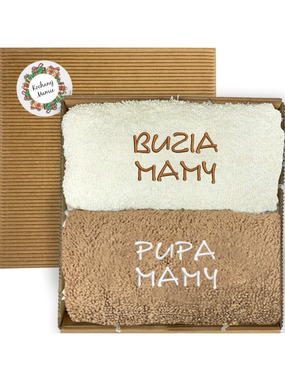 Dwa haftowane ręczniki Buzia mamy i Pupa mamy w otwartym karbowanym pudełku
