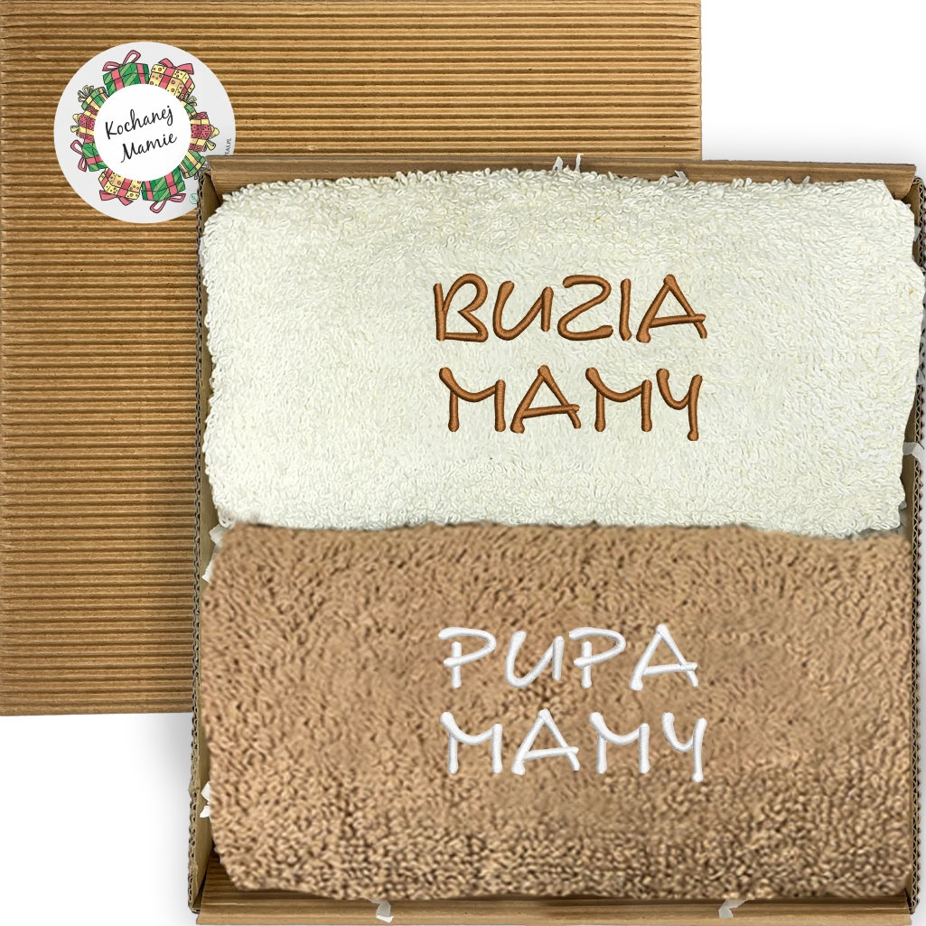 Dwa ręczniki z haftami Buzia mamy i Pupa mamy w pudełku Dwa haftowane ręczniki Buzia mamy i Pupa mamy w otwartym karbowanym pudełku