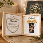 Otwarte drewniane pudełko z dedykacją dla taty i personalizowanym brelokiem do kluczy