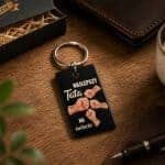 Personalizowany brelok do kluczy dla taty z imionami dzieci na ciemnym tle