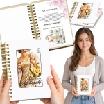 Kolaż przedstawiający album na pieniądze z białą, drewnianą oprawą i złotą spiralą. Widoczne są różne ujęcia: zamknięty album z nadrukiem UV przedstawiającym kobietę w sukni i liczbą 18, otwarty album z życzeniami oraz ilustracją klucza i banknotu, a także młoda kobieta trzymająca album w rękach.